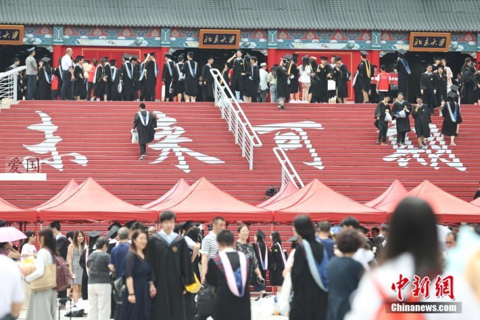 资料图:高校举行毕业典礼。<a target='_blank' href='/'>中新社</a>记者 蒋启明 摄 香港内部精准资料+官方